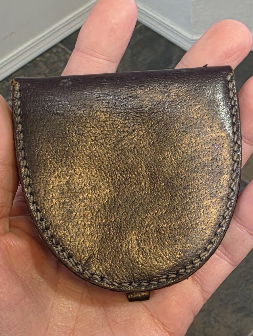 Vintage-Style Genuine Leather Horseshoe Coin Purse Tray Case – Dark Brown